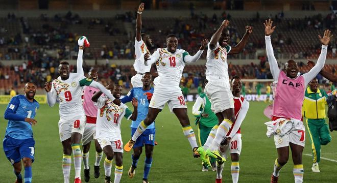 Jogadores de Senegal comemoram vaga na Copa do Mundo de 2018