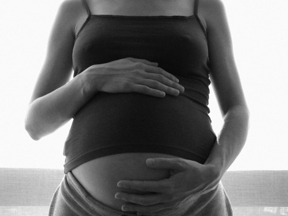 Mulheres
soropositivas podem engravidar sem que o vírus HIV seja transmitido. VERDADE. 


— Se já estiverem em tratamento ou o iniciarem o quanto antes, o risco de
transmissão para o bebê é quase zero