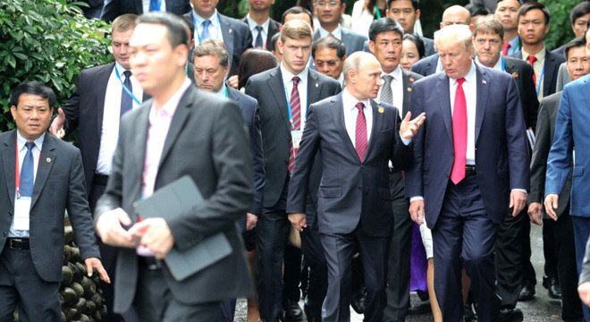 Putin e Trump (conversando ao centro) se encontraram no Vietnã