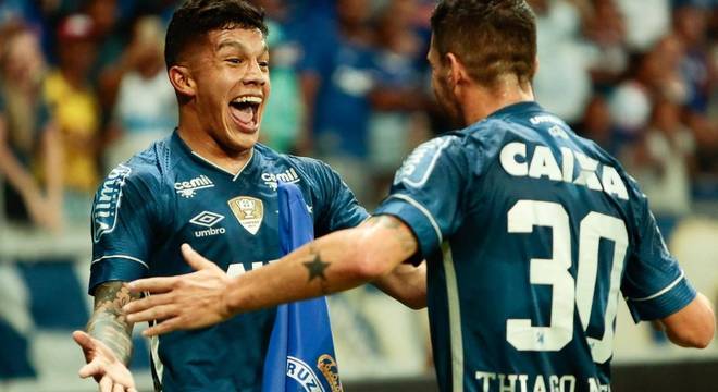 Lucas Romero e Thiago Neves comemora o primeiro gol da Raposa