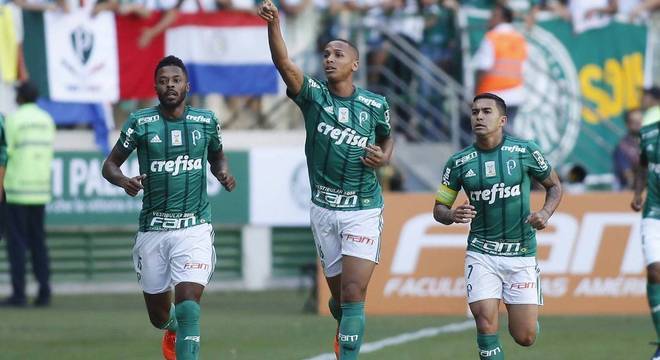 Deyverson, ao centro, é um dos mais criticados pela torcida. Mas, não hoje Deyverson, ao centro, é um dos mais criticados pela torcida. Mas, não hoje