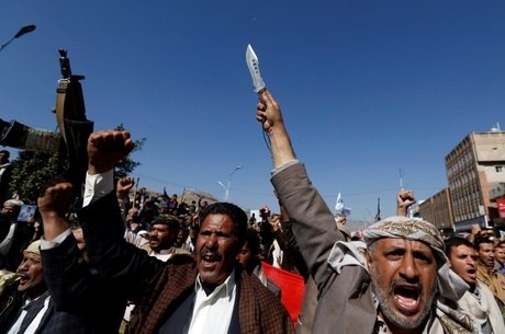 População dos houthis se manifestam contra os sauditas