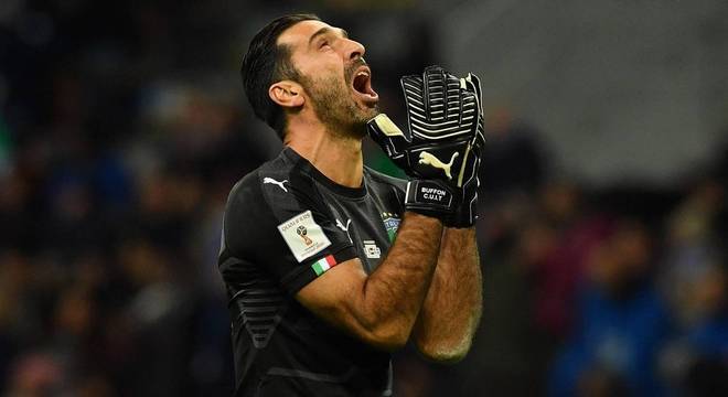 Aos 39 anos, Buffon perdeu a chance de ser o único jogador a disputar seis Copas