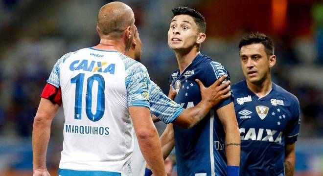 Marquinhos e Diogo Barbosa discutem em lance da partida