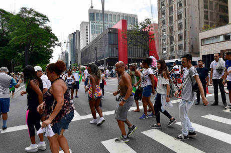 Avenida Paulista teve movimento intenso no feriado
