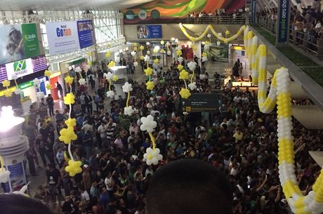 Em outubro, milhares de jovens receberam Bolsonaro no aeroporto de Belém, onde ele participou de eventos com fãs