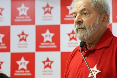 O ex-presidente Lula aparece nas pesquisas como primeiro em intenções de voto