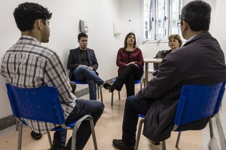 Equipe que atende grupo de terapia 