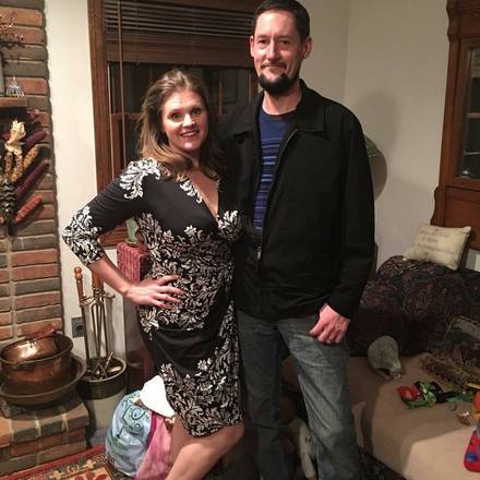 Casada com Ryan, de 37 anos, a moradora de Akron, no estado de Ohio, escreveu um texto mostrando a dor de perder o filho. Emily postou em sua conta no Facebook: 'Amigos e pessoas que nem conheço aguardavam a chegada de nosso quarto filho. Lamento dizer que Emersyn Jacob nasceu sem vida. O sofrimento é imenso, até porque nos disseram, há algumas semanas, que a criança estava saudável 'INSCREVA-SE NO CANAL DO HORA 7 NO YOUTUBE!