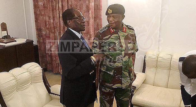 Imprensa do Zimbábue divulgou imagem do presidente Robert Mugabe durante encontro com o General Constantino Chiwenga
