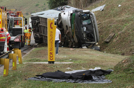 O acidente aconteceu na altura do km 214 no sentido São Paulo