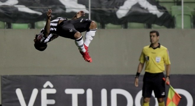 Otero voa para comemorar um de seus gols na vitória do Atlético-MG
