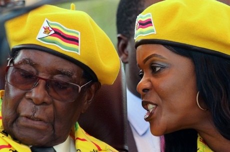 Roberto e Grace Mugabe foram expulsos do partido