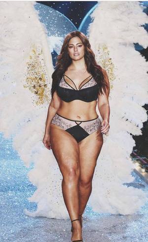Ashley Graham em foto "Angel"