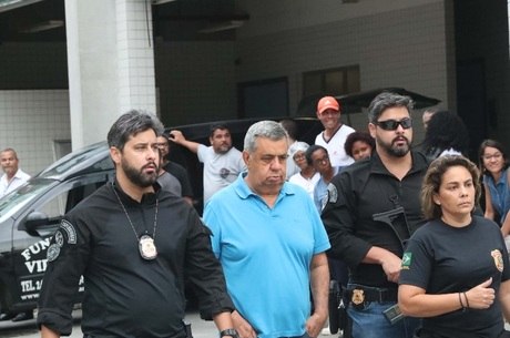 Jorge Picciani (camisa azul) é conduzido por policiais federais