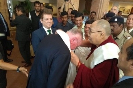 Damiani, de gravata verde, esteve com o Dalai Lama nesta terça