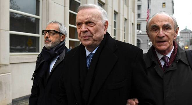 José Maria Marin chega à Corte em Nova York acompanhado de seus advogados José Maria Marin chega à Corte em Nova York acompanhado de seus advogados