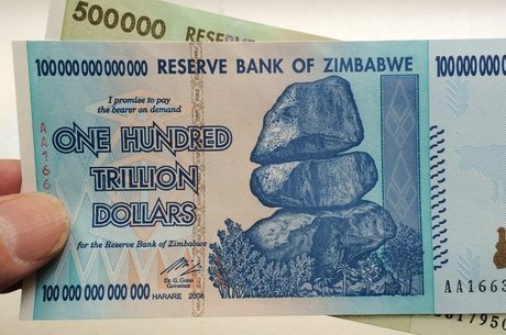 Desvalorizada, moeda do Zimbábue ficou famosa mundialmente por suas cédulas de números astronômicos
 