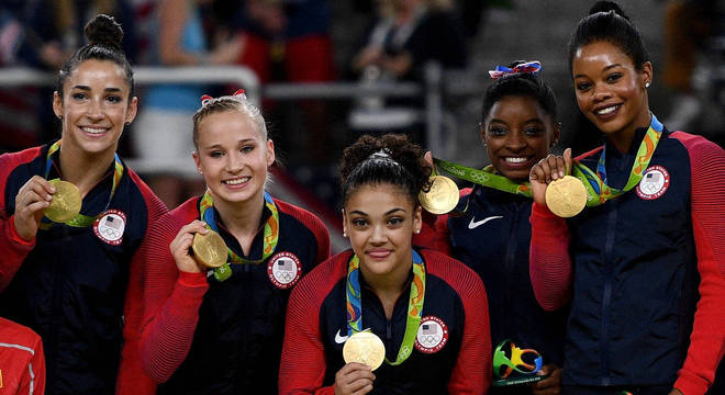 Nas pontas, Raisman e Douglas celebram com a equipe o ouro da Rio 2016