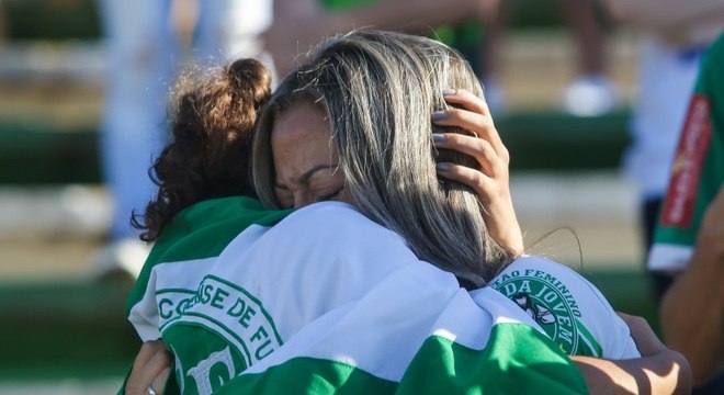 Um ano após a tragédia, o clima de luto continua rodeando familiares de vítimas