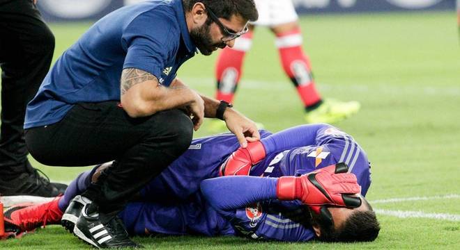 Goleiro Diego Alves lamentou contusão no gramado do Maracanã Goleiro Diego Alves lamentou contusão no gramado do Maracanã
