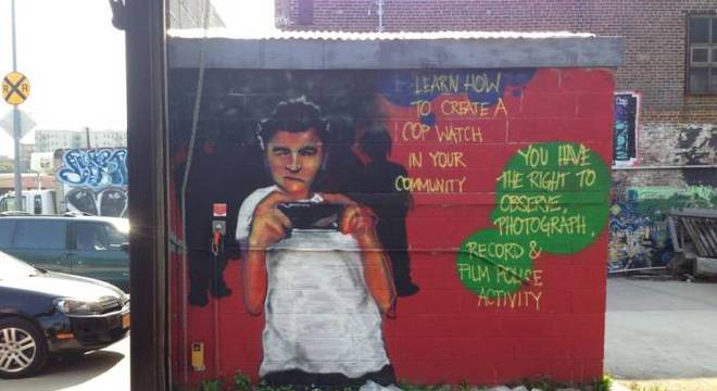 Grafite nas ruas do Bronx, bairro de Nova York onde há um histórico de violência policial contra negros, estimula jovens a filmar e divulgar as ações das autoridades: "Aprenda como criar uma vigilância de policiais em sua comunidade. Você tem o direito de observar, fotografar, gravar e filmar a atividade policial"