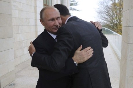 Assad abraça Putin em encontro em Sochi