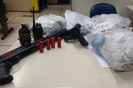 Foram apreendidas uma carabina, uma pistola e drogas