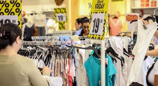 Preço vira a prioridade número 1 para quem compra roupa