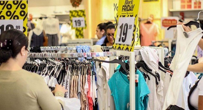 Consumidor prioriza mais preço das roupas que atendimento, diz estudo