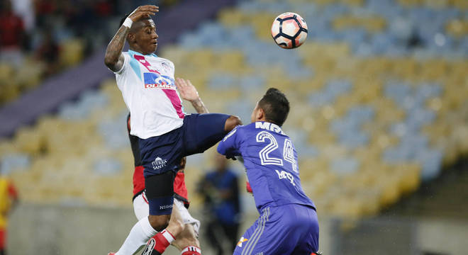 Diego Alves se chocou com o atacante González, do Junior Barranquilla