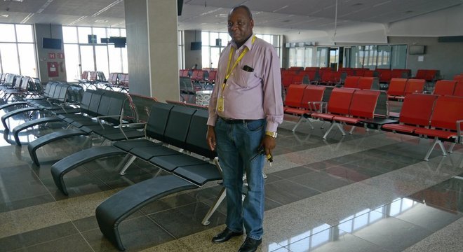 Jeronimo Tambajane, diretor do aerporto, diz que faltam voos e passageiros
