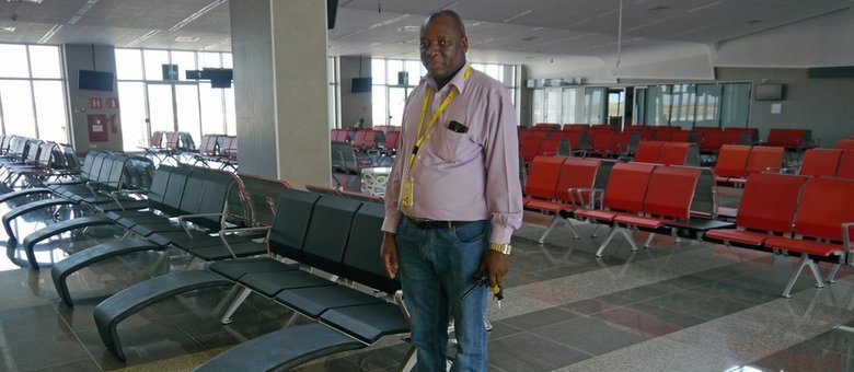 Jeronimo Tambajane, diretor do aerporto, diz que faltam voos e passageiros