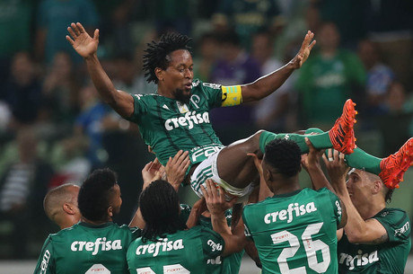 Zé Roberto se despediu do futebol nesta segunda-feira