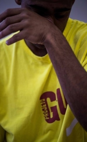 Internado por furto, adolescente chora ao falar da família