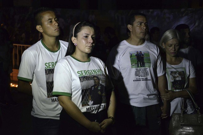 Familiares se emocionam em ato para lembrar um ano do acidente que vitimou 71 pessoas&nbsp;