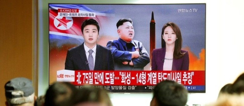 Pessoas assistem ao noticiário sobre o teste com míssil da Coreia do Norte
