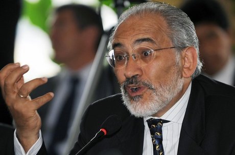 Carlos Mesa , ex-presidente da Bolívia, diz que decisão "destrói garantias democráticas"
