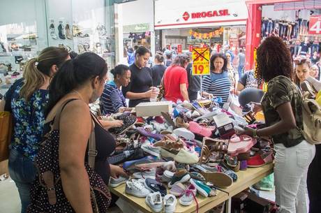 Consumo das famílias aqueceu economia Consumo das famílias aqueceu economia