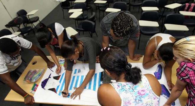 Jovens durante aula de desenvolvimento humano do curso de capacitação para jovens com HIV 
