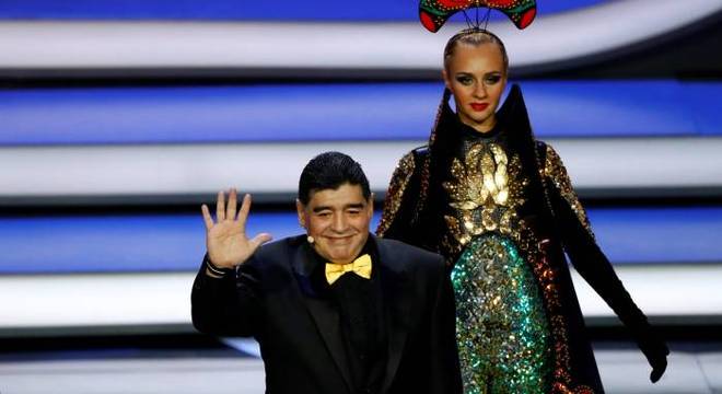 Maradona entra no palco da cerimônia de sorteio dos grupos da Copa 2018 Maradona entra no palco da cerimônia de sorteio dos grupos da Copa 2018