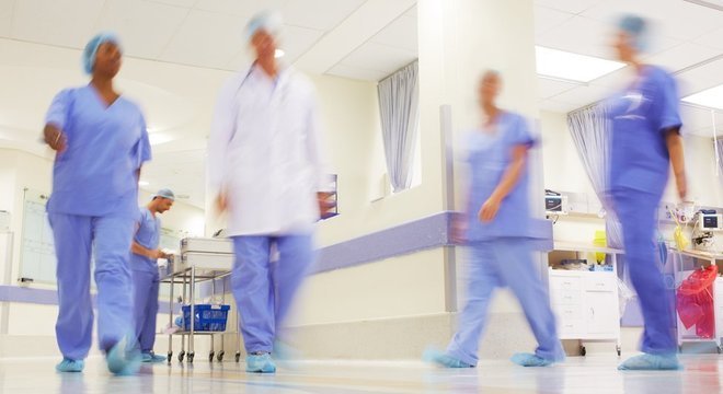 Apesar de vir aumentando o número de médicos recém-formados, o Brasil ainda diploma menos profissionais que países europeus