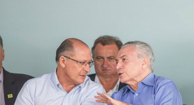 Alckmin (PSDB) e Michel Temer (PMDB) durante entrega de casas em Limeira