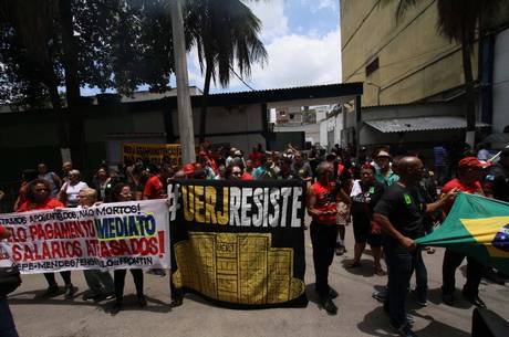 Servidores protestam em frente à cadeia de Benfica