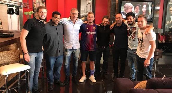 Na imagem, Arthur aparece vestindo a camisa do Barcelona