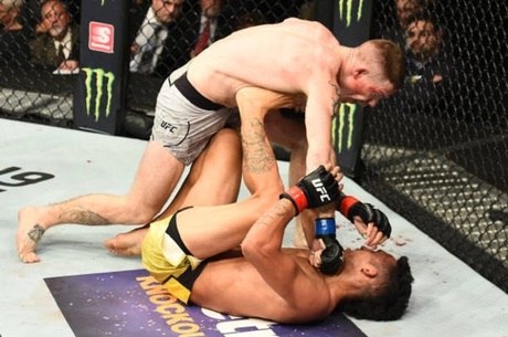 Paul Felder resistiu ao Jiu-Jitsu de Charles do Bronx e superou o brasileiro por nocaute (Foto: Getty Images)