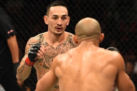 Max Holloway brilhou no terceiro round e nocauteou Aldo para manter o cinturão 