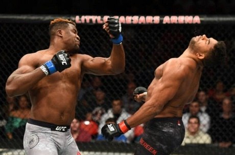 Francis Ngannou aplicou um nocaute espetacular para derrotar Alistair Overeem (Foto: Getty Images)