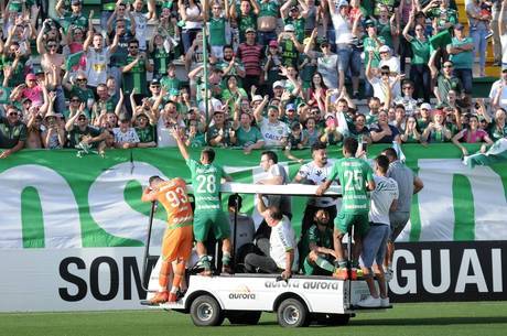 Chapecoense celebra com sua torcida a conquista da vaga 