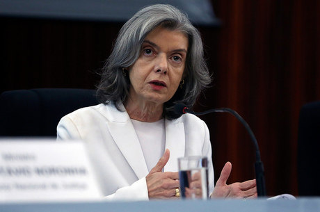 Cármen Lúcia suspende decreto de indulto natalino